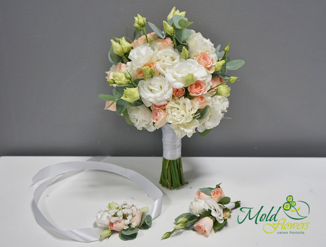 Букет невесты из белой эустомы и кремовой кустовой розы + браслет + бутоньерка Фото